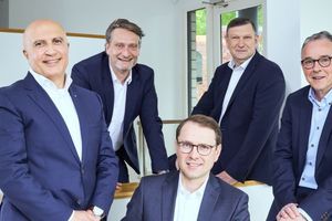  Die assmann gruppe hat die Weichen für die Zukunft gestellt – v.l.n.r.: (vorn) Mohamed Genedy, Ralf Uennigmann, Ulrich Schneider, (hinten) Christian Cramer und Eric Olaf Bruske.  