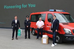  Wilo spendet Lösungen für den Kampf gegen das Hochwasser. V.l.n.r.: Oliver Hermes (CEO & Vorstandsvorsitzender der Wilo Gruppe), Sebastian Schwott (Löschzugführer der Freiwilligen Feuerwehr Datteln), Peter Glauner (Leiter Group Service bei Wilo) und Dirk Hantrop (Vertrieb Gebäudetechnik bei Wilo) 