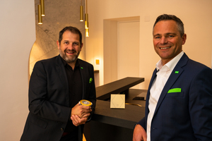  Thomas Moser (links), Mitinhaber Loxone, und Rüdiger Keinberger, CEO, bei der Eröffnung des „Office und Experience Center“ in Wien 
