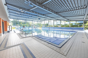  Das barrierefrei gestaltete SennestadtBad in Bielefeld bietet sowohl ein großes Sport- als auch ein Lehrschwimmerbecken mit Hubboden. 