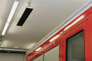 Dunkelstrahler „VC-A“ in Deckenmontage in einer Feuerwehr-Fahrzeughalle 