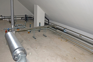  Die Verrohrung für Heizung, Trinkwasser und Solarthermie im Spitzboden – die Erschließung der Wohneinheiten erfolgt von oben durch Installationsschächte. 