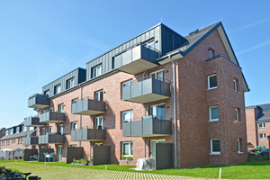  Die Mehrfamilienhäuser zeigen die klassische Klinkerbauweise in Rot, kombiniert mit anthrazitfarbenen Bauteilen. 