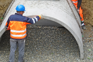  Die Elemente des Sickertunnels werden direkt auf die vorbereitete Kiesschicht gesetzt. 