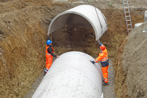  Das letzte der vier Tunnelteile kann direkt vom Kran des Lieferfahrzeugs aus eingepasst werden. Vom Filterschacht wird anschließend die Zulaufleitung an die Rückwand des letzten Segments angeschlossen. 