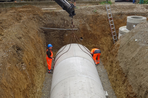  Vor der Verfüllung werden die Oberseite mit Geotextil abgedeckt, der Domschacht bis zur Geländehöhe aufgesetzt und die Zulaufleitung verlegt.  