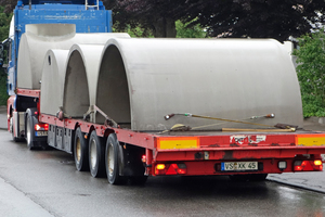  Lieferung der vier Elemente, aus denen der Sickertunnel „CaviLine“ bei diesem Objekt besteht. Für größere Anlagen können weitere Stahlbeton-Fertigteile auf dem LKW zusätzlich gestapelt werden, um Kosten und Umweltbelastung des Transports zu reduzieren. 