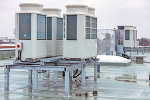  Sechs Hybrid-VRF-Außengeräte mit 400 kW Kälte- und 450 kW Heizleis-tung sind auf einem Dach aufgestellt. Sie führen das Kältemittel über Strangleitungen zu sechs HBC-Controllern. 