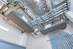  Die HBC-Controller übernehmen den Wärmeaustausch zwischen den kältemittelgeführten Außenkreisläufen und den wasserbasierten Innenkreisläufen. Alle Rohrleitungen, die durch das Gebäude führen, sind mit Wasser befüllt. 