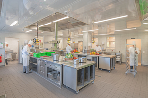  Die neue ?Küchenwelt? mit Produktions- und Fertigungsküche setzt Maßstäbe bei Produktion, Logistik und optimierter Arbeitsatmosphäre für das Personal.  