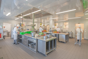  Die neue ?Küchenwelt? mit Produktions- und Fertigungsküche setzt Maßstäbe bei Produktion, Logistik und optimierter Arbeitsatmosphäre für das Personal.  