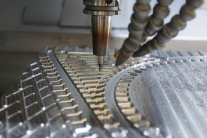  Die High-Speed-Cutting-Fräsmaschine arbeitet an den Prägewerkzeugen für die neue Plattengeneration. Der eigene Werkzeugbau ist für Funke elementar und deckt alle werkzeugtechnischen Bereiche der Produktion ab. 