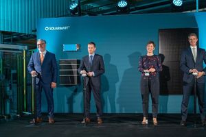  Offizielle Eröffnung der Solarwatt-Produktionam 23. September 2021 (v.l.n.r): Solarwatt-CEO Detlef Neuhaus, der sächsische Ministerpräsident Michael Kretschmer, Walburga Hemetsberger (CEO SolarPower Europe) sowie Solarwatt-Hauptanteilseigner Stefan Quandt 