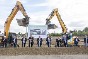  Beim Spatenstich waren dabei (von links): Geschäftsführer Gerd Wagner vom Bauunternehmen Xaver Riebel; Bauingenieur Wolfgang Dischinger von Grünbeck; Geschäftsführer Dieter Scheuerer vom Planungsbüro i.CG; Projektleiter Markus Leib von Grünbeck; 1. Bürgermeister der Stadt Höchstädt, Gerrit Maneth; Grünbeck-Geschäftsführer Dr. Günter Stoll; Grünbeck-Aufsichtsratsvorsitzender Jürgen Weißenburger; Landrat Leo Schrell; Geschäftsführer Jürgen Leo vom Planungsbüro i.CG sowie Mitinhaber Hubert Kuhn vom Ingenieurbüro degen & partner mbb. 