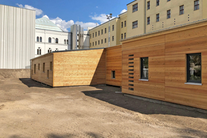  Die Luftwärmepumpe befindet sich außerhalb des Gebäudes und ist dennoch von der Fassade umschlossen. Ihren Standort erkennt man an den Lüftungsschlitzen in der Fassade. 