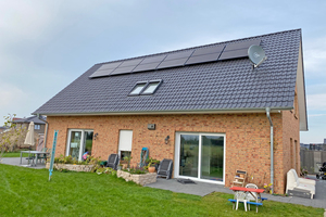  Im niedersächsischen Harsefeld heizt und kühlt eine fünfköpfige Familie ihr neues Viebrockhaus bereits seit über einem Jahr mit einer Wärmepumpe, die über ein PVT-Kollektorfeld auf dem Dach die Umgebungs- und Strahlungswärme der Sonne nutzt.  