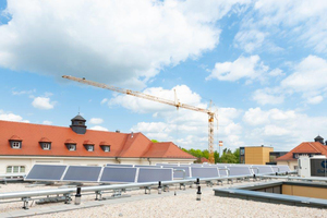  Auf dem Flachdach des Neubaus sind 28 Solarflachkollektoren mit einer effektiven Fläche von insgesamt 65 m² installiert. Diese Fläche erzielt einem Wirkungsgrad von 82 %. 