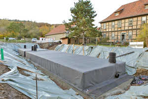  In einem dritten Arbeitsschritt wurden die Behälter mit dem Geotextil umschlossen. 