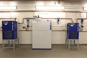  Typologie der Druckluftaufbereitung: Die Katalysetechnik „Bekokat“ eingerahmt durch zwei Feinfilter „Clearpoint 3Eco“ sowie die Kältetrockner „Drypoint RA“.  