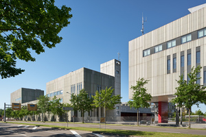  Blick von Wolfratsweierer Straße: rechts die Leitstelle, links die Feuerwache 