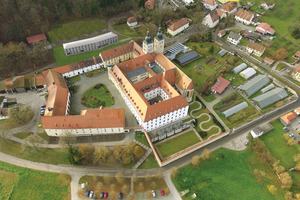  Aufnahme des Klosters Plankstetten mit eingefügtem 3D-Modell des Strohhauses im Hintergrund 