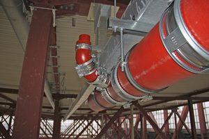  Ein Rohrabzweig der Notenwässerung, in den die Wassermassen von einem Dachablauf eingekoppelt werden. Weiter hinten sind unter dem Dach auch die Stutzen für weitere Abläufe der Notentwässerung zu sehen. 