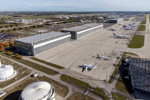  Luftaufnahme von Wartungshangar 4 (vorne) und dem etwa doppelt so großen Wartungshangar 3 (hinten) auf dem Flughaufen München. Im Rahmen einer anstehenden Dacherneuerung des Hangars 3 war eine zusätzliche Notentwässerung für Starkregenereignisse zu installieren, die Gegenstand dieses Projektberichts ist. 