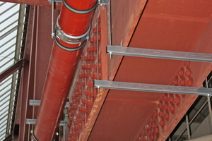  Bei der Trassenführung wurde nach Möglichkeit das vorhandene Tragwerk genutzt. Das Bild aus dem Bereich des Vorbaus nach Süden hin zeigt, wie die die Montage ohne Anbohren der Stahlträger in der Praxis funktioniert.  