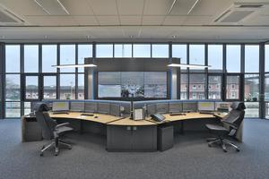  Mit der Ausstattung wurde die Jungmann Systemtechnik GmbH &amp; Co. KG (JST) beauftragt, die einen repräsentativen Kontrollraum mit zwei ergonomischen Arbeitsplätzen umsetzte  