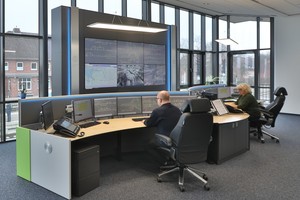 Die vorhandenen Arbeitsplätze sind mit ergonomischem Mobiliar wie den „Stratos-X11“-Kontrollraumpulten ausgestattet, die den Arbeitskomfort für die Mitarbeiter erhöhen. 