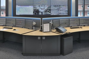  Auf den Arbeitsplatzmonitoren sowie der proaktiven Großbildwand können mit der MultiConsoling-Technik die verschiedenen Systeme für das gesamte Streckennetz flexibel aufgerufen werden 
