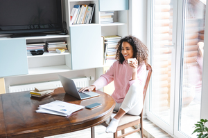  Mal im Homeoffice, mal im Büro – durch die Pandemie hat hybrides Arbeiten als Arbeitsmodell an Bedeutung gewonnen. 