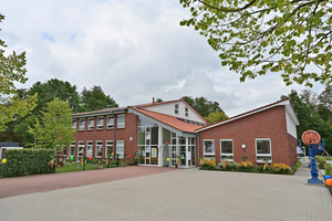  Augustfehn II: Ehemals eine Grundschule, nun ein Familienzentrum mit Kindergarten- und Kinderkrippengruppen. Der Neubau eines Zwischenbaus verbindet die beiden zuvor selbstständigen Häuser. 