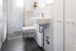  Der neue E-Durchlauferhitzer „DSX Touch“ unter dem Waschbecken sorgt komfortabel und hygienisch für warmes Wasser in der ganzen Wohnung 