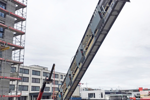  Das Steigzonen-Bauteil mit einem Gewicht von rund zwei Tonnen wurde via Kran von oben in das Gebäude gehoben. Da sich das Hotel in der Flughafenschneise befindet, musste die maximale Kranhöhe reduziert werden. 