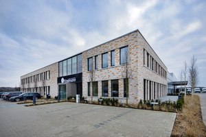  Seit 2020 sitzt die Vrielmann GmbH am neuen Standort in Nordhorn-Klausheide, dort stehen dem Unternehmen über 4.000 m2 Fläche für Produktion, Lager, Büros und Schulungsräume zur Verfügung 