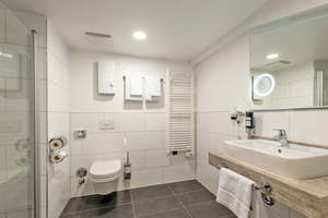  In den Badezimmern sorgen Durchlauferhitzer „DDLE Easy“ mit zwei Festtemperaturen und zusätzlich installierte Elektro-Badheizkörper „BHG“, beide von AEG, für einen hohen Komfort in den Gästezimmern 