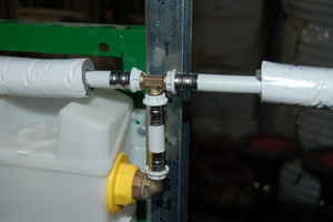  Bleifreie Fittings aus Siliziumbronze aus der Serie „3fit-Press“ wurden mit „Multifit-Flexrohren“ für die Anschlüsse der Sanitärobjekte genutzt, wie hier für einen Spülkasten. 