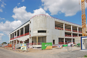  Die Grundstruktur der Arena in Heidelberg (Beispiel 2) mit ihrer Transparenz ließ sich bereits während der Bauphase erkennen. 