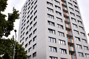  Das 19-stöckige Hochhaus mit 150 Wohneinheiten in Berlin-Lichtenberg wurde kürzlich grundlegend digitalisiert.  