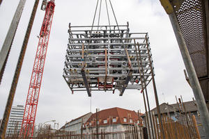  Die Lieferung per Kran direkt auf das Stockwerk erspart auf der Baustelle viel Zeit 