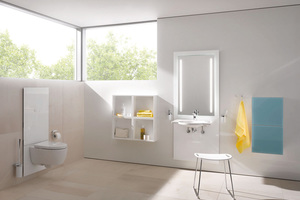  Das höhenverstellbare Waschtisch- und das WC-Modul, beide Serie „S 50“ von HEWI, präsentieren sich an einer beweglichen Plexiglasscheibe 