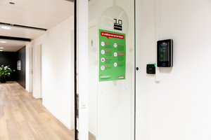  „Salto Online-Wandleser“ samt Türsteuerungen verrichten bei Denner an Haupteingängen, ausgewählten Flurtüren (im Bild) und automatischen Türsystemen ihren Dienst 