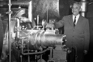  Willis Carrier im Jahr 1950, hier mit der ersten je gebauten Turbokältemaschine, die anschließend 27 Jahre lang bei der Onondaga Pottery Company in Syracuse, New York, ihre Dienste leistete. Die Carrier Corporation kaufte das Gerät zurück, um es der Smithsonian Institution in Washington D.C. zur Verfügung zu stellen, wo es heute noch steht. 