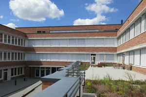  Die Schule wurde durch das Bauunternehmen Georg Reisch GmbH &amp; Co. KG aus Bad Saulgau nach Entwürfen des Stuttgarter Architekturbüros Lederer Ragnarsdóttir Oei (LRO) im Passivhaus-Standard errichtet. Im Bild: Balkon über der Mensa vor dem Lehrerzimmer 