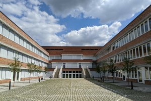  Der H-förmige Neubau der Johann-Pachelbel-Realschule und staatlichen Fachoberschule II in Nürnberg (hier der Innenhof) verfügt über 21.500 m² Bruttogeschossfläche 