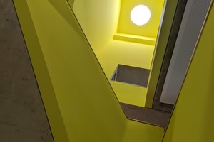  Treppenhaus mit farblichen Kontrasten 