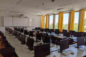  Die Klimatisierung der Klassenzimmer erfolgt mittels Heiz- und Kühldecken, ergänzt durch Einzelraum-Lüftungsgeräte. Frischluftmenge und Luftqualität sind dabei so eingestellt, dass sie der Gesundheit und dem Leistungsvermögen der Schüler zuträglich sind. 