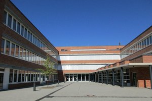  Der Schulkomplex, dessen Bau vom Nürnberger Stadtrat 2014 in Form einer Öffentlich-Privaten Partnerschaft (ÖPP) beschlossen wurde, setzt neue Maßstäbe hinsichtlich Energieverbrauch und Lernkomfort 