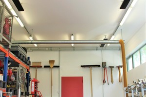  Die Infrarot-Dunkelstrahler wurden in einem Gebäude der Feuerwehr installiert, hier in Deckenmontage 